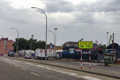 Vista de un cartel que anuncia la proximidad del recinto ferial de Palencia. La Policía Nacional ha detenido al conductor de un turismo que atropelló a tres personas en el recinto ferial de Palencia durante un altercado en el que él y otro hombre resultaron heridos de bala.  EFE/Jorge López