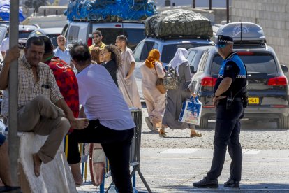 Imagen del pasado mes de julio del paso de la frontera entre España y Marruecos en Melilla. EFE / Giner.