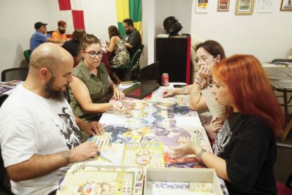 Un grupo de aficionados a los juegos de mesa y videojuegos, ayer en León.