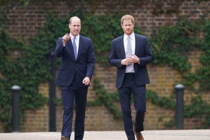 El príncipe Guillermo, duque de Cambridge (izq.) y su hermano Enrrique en julio de 2021. EFE/EPA/Yui Mok / POOL NO SALES