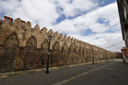 Muralla en el espacio en la calle Prado de los Judíos.