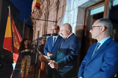 El doctor Valle Folgueral, en su pregón desde el balcón del Ayuntamiento de Ponferrada.