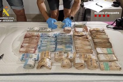 La Guardia Civil y los Mossos d'Esquadra han detenido en la provincia de Tarragona a un hombre que horas antes había robado 100.000 euros mediante un atraco en una sucursal bancaria con una pistola, que luego se demostró que era simulada, en Vinaròs (Castellón). EFE/ Guardia Civil / Mosso D'escuadra  *****SOLO USO EDITORIAL/SOLO DISPONIBLE PARA ILUSTRAR LA NOTICIA QUE ACOMPAÑA (CRÉDITO OBLIGATORIO) *****