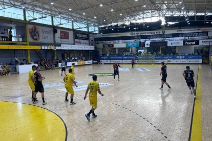 Un momento del partido del Ademar en Braga