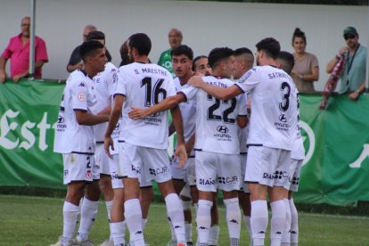 La Cultural celebra el gol anotado por Antón Escobar que supone la segunda victoria tras dos partidos jugados con la portería de Bañuz a cero.