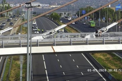 Fotografía de las cámaras de la Dirección General de Tráfico donde se ha producido el Choque frontal que ha causado tres muertos y dos heridos graves en el kilómetro 20 de la A-6, en sentido de entrada a Madrid, provocado por un vehículo que circulaba en sentido contrario y que ha chocado contra otro turismo y una moto. EFE/ Dirección General De Tráfico   **SOLO USO EDITORIAL/SOLO DISPONIBLE PARA ILUSTRAR LA NOTICIA QUE ACOMPAÑA (CRÉDITO OBLIGATORIO)***