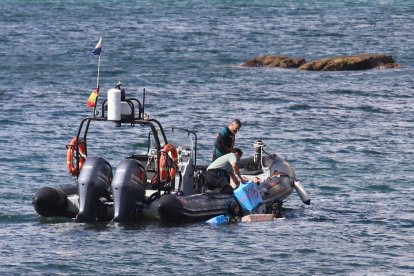 Imagen de archivo de agentes de la Guardia Civil recogiendo fardos de hachís en aguas de Cádiz, que unos narcotraficantes arrojaron al mar desde una lancha al ser perseguidos por miembros del Servicio de Vigilancia Marítima de la Guardia Civil. EFE/A.Carrasco Ragel