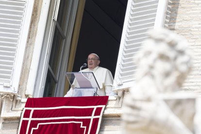 El Papa Francisco dirige el rezo del Ángelus, la tradicional oración del domingo, desde la ventana de su despacho con vista a la Plaza de San Pedro, Ciudad del Vaticano, el 1 de septiembre de 2024. (Papá) EFE/EPA/MASSIMO PERCOSSI