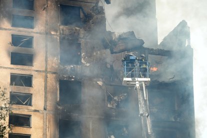 Ucrania está de luto por las víctimas del bombardeo ruso a Járkov, que mató el viernes al menos a 6 personas e hirió a 97, incluidos 22 niños, en medio de la continua negativa de Estados Unidos y otros aliados a permitir ataques de largo alcance contra aeródromos rusos, necesarios para proteger las ciudades ucranianas contra los cientos de bombas aéreas guiadas que Rusia lanza cada semana. EFE/ Rotyslav Averchuk