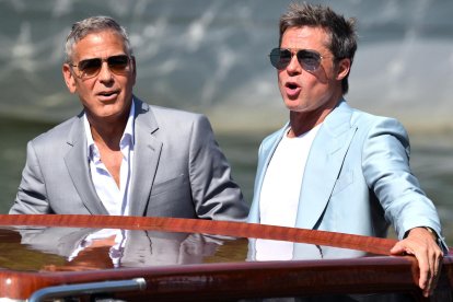 Los actores estadounidenses George Clooney (izq.) y Brad Pitt llegan a la playa de Lido para asistir al Festival Internacional de Cine de Venecia, en Venecia, Italia, hoy domingo. EFE/ ETTORE FERRARI