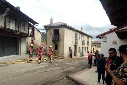 Los equipos de bomberos trabajan en estos momentos en sofocar totalmente el incendio de una vivienda en Sorribos de Alba