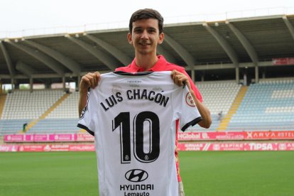 Luis Chacón posa con su camiseta de la Cultural tras la presentación en el Reino de León.