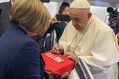 El papa Francisco firmó en el vuelo hacia Indonesia, primera etapa de su gira por Asia y Oceanía, una camiseta de fútbol con el nombre de Mateo (Gómez Sánchez) -el niño de 11 años asesinado en Mocejón por un joven con problemas mentales-, que le envió su familia. EFE/Cristina Cabrejas