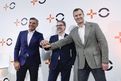 El consejero delegado de Orange-MásMóvil, Meinrad Spenger (d), el director general de operaciones, Germán López (i), y el director financiero, Ludovic Pech (c), durante la presentación el pasado abril de Masorange (+O), empresa de telecomunicaciones que nació de la fusión de Orange y MásMóvil. EFE/ Rodrigo Jiménez