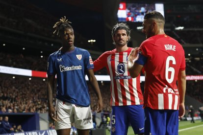 El centrocampista del Athletic Nico Williams (i) y los jugadores del Atlético Rodrigo de Paul (c) y Koke Resurrección, durante el partido de Liga en Primera División que Atlético de Madrid y Athletic Club disputaron el pasado 27 de abril. EFE/Mariscal