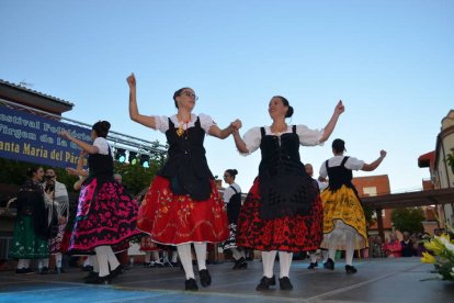 Santa María del Páramo alberga en sus fiestas una edición más de su Festival Folklórico.