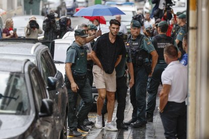 El futbolista Rafa Mir (c) llega escoltado por la Guardia Civil al juzgado n. 8 de Llíria (Valencia) para pasar a disposición judicial este miércoles tras haber pasado dos días detenido después de haber sido denunciado por una joven por una doble agresión sexual. EFE/ Kai Försterling