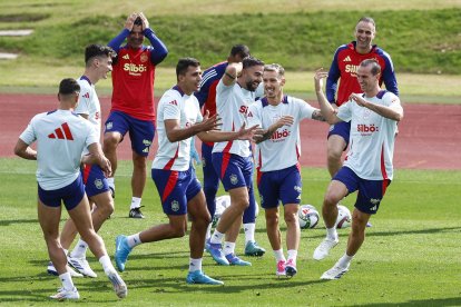 La selección española de fútbol participa en el último entrenamiento en la Ciudad del Fútbol de Las Rozas, este miércoles, antes de trasladarse a Belgrado, en cuyo estadio se disputará este jueves un encuentro contra Serbia en la primera jornada de la Liga de Naciones. EFE/ Rodrigo Jiménez