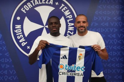 Marco Doué, junto al secretario técnico Yuri, en la presentación como nuevo jugador de la Deportiva.