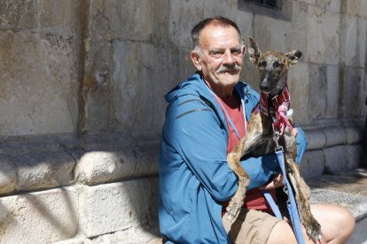 Jordi Mestre con Senda ayer, en la Plaza Mayor de León.