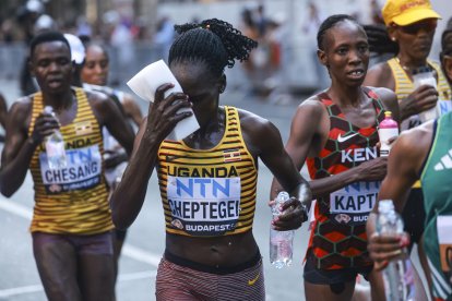 Imagen de archivo de la atleta ugandesa Rebecca Cheptegei (2ª I) durante el Campeonato Mundial de Atletismo en Budapest, Hungría, el 26 de agosto de 2023. EFE/EPA/Istvan Derencsenyi H