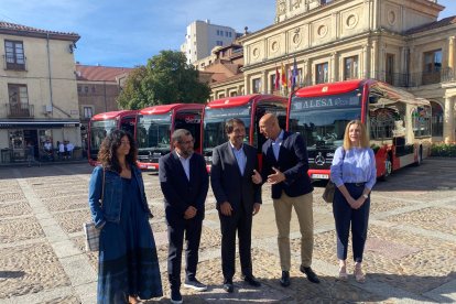 Presentación de cuatro nuevas unidades de la flota de autobuses municipales.