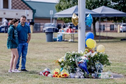 Los dolientes rinden homenaje en un monumento improvisado, un día después del tiroteo mortal en la escuela secundaria Apalachee en Winder, Georgia, EE. UU., el 5 de septiembre de 2024. EFE/EPA/Erik S. Lesser