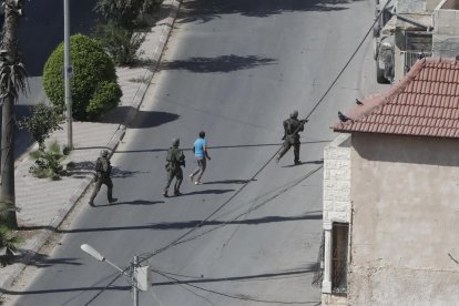 Tropas israelíes arrestan a un hombre palestino durante una redada en un edificio en el noveno día de una operación militar en curso en la ciudad cisjordana de Jenin, el 05 de septiembre de 2024. EFE/EPA/ALAA BADARNEH