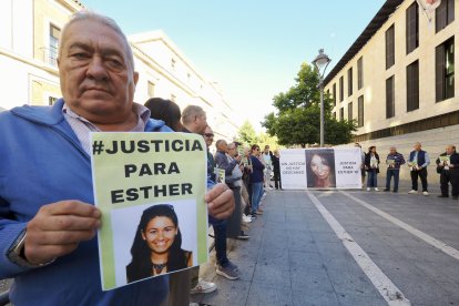 Allegados de Esther López, la mujer vista con vida por última vez la madrugada del 13 de enero de 2022 y hallada muerta en una cuneta el 5 de febrero del mismo año en Traspinedo (Valladolid), han convocado este viernes una concentración ante los Juzgados, donde comparecen varios peritos dentro de las diligencias de instrucción del caso. EFE/R. García