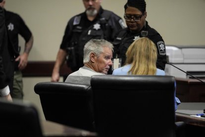 Colin Gray (c), padre de Colt Gray, autor del tiroteo en una escuela en Winder, Georgia (EE.UU.) comparece en un tribunal del circuito de Piedmont. EFE/EPA/BRYNN ANDERSON / POOL