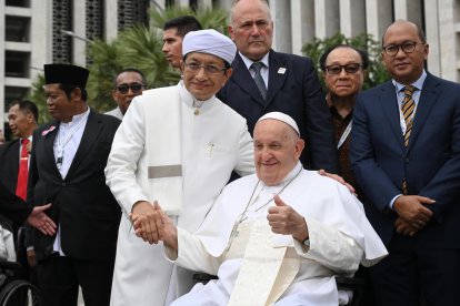 El papa Francisco junto al gran imán, Nasaruddin Umarde, en la mezquita Istiqlal de Yakarta.
                      EFE/EPA/ALESSANDRO DI MEO