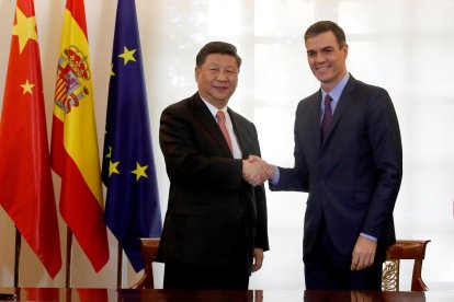 Imagen de archivo del presidente de la República Popular de China, Xi Jinping, con el jefe del Ejecutivo, Pedro Sánchez. EFE/J.J. Guillén