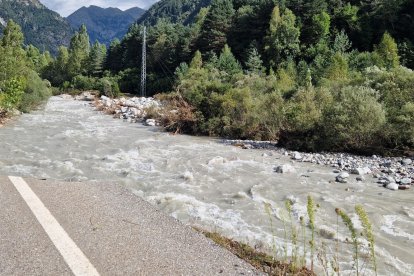 Vista este domingo de un tramo de la carretera A-138 en Bielsa (Huesca) que se derrumbó este sábado por las tormentas registradas durante las últimas horas en el norte de la provincia. EFE/ Gobierno de Aragón / ***SOLO USO EDITORIAL/SOLO DISPONIBLE PARA ILUSTRAR LA NOTICIA QUE ACOMPAÑA (CRÉDITO OBLIGATORIO)***