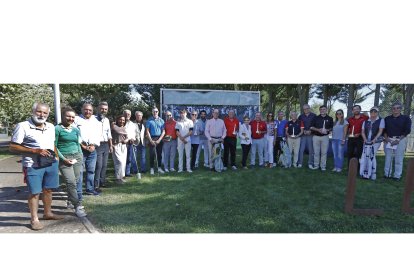 Foto de familia de los galardonados en el Torneo de Golf Diario de León.