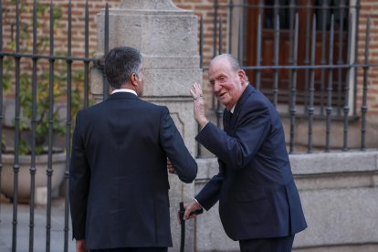 El rey emérito Juan Carlos a su llegada al funeral de Juan Gómez-Acebo que se celebra hoy Domingo en la Iglesia Catedral de las Fuerzas Armadas, en Madrid. EFE / Juanjo Martín.