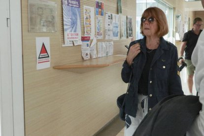 Gisèle Pélicot llega a los tribunales de Aviñón, Francia, donde este lunes se celebra la sexta jornada del juicio contra su marido, Dominique Pélicot, acusado de haberla violado y drogado durante 9 años para que, a su vez, la violaran otros hombres, de entre ellos 51 acusados.