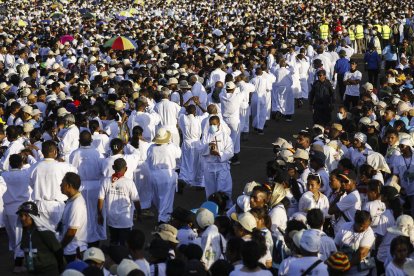 Miles de personas asisten a una misa oficiada por el papa Francisco en Timor Oriental. 
                      EFE/EPA/ANTONIO DASIPARU