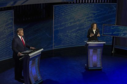 El candidato presidencial republicano Donald J. Trump (izq.) y la candidata presidencial demócrata a la vicepresidenta estadounidense Kamala Harris durante un debate presidencial organizado por ABC News en el National Constitution Center en Filadelfia, Pensilvania, EE.UU., el 10 de septiembre de 2024. EFE/EPA/Demetrio Freeman/POOL