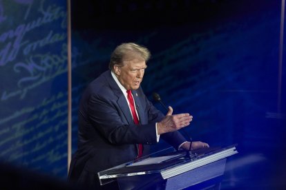 El candidato presidencial republicano Donald J. Trump responde a la candidata presidencial demócrata a la vicepresidenta estadounidense Kamala Harris durante un debate presidencial organizado por ABC News en el National Constitution Center en Filadelfia, Pensilvania, EE.UU. el 10 de septiembre de 2024. EFE/EPA/Demetrio Freeman/POOL