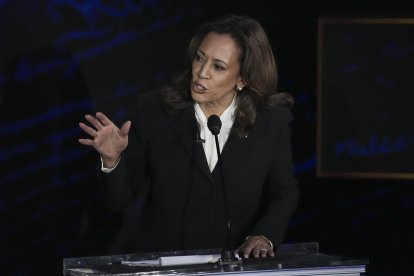 La candidata presidencial demócrata, Kamala Harris, responde al candidato presidencial republicano, Donald J. Trump, durante un debate presidencial organizado por ABC News en el National Constitution Center en Filadelfia, Pensilvania, EE.UU. el 10 de septiembre de 2024. EFE/EPA/Demetrio Freeman/POOL