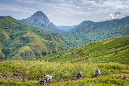 - Las motocicletas de Médicos Sin Fronteras (MSF) recorren los caminos del territorio de Kalehe (República Democrática del Cono) para acceder a los centros de salud de la zona. EFE/Pablo Moraga