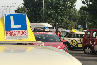 Imagen de archivo de varios vehículos de autoescuelas ante una sede de la DGT. EFE/Ramón Gabriel