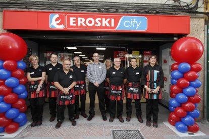 Empleados del nuevo supermercado Erosky con Soltra en León