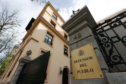 Fachada de la sede del Defensor del Pueblo . EFE/ Javier Lizón