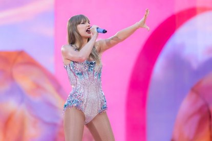 Fotografía de archivo de la cantautora estadounidense Taylor Swift durante su concierto, como parte de su 'The Eras Tour', en el estadio San Siro de Milán, Italia, el 13 de julio de 2024. EFE/EPA/Matteo Bazzi