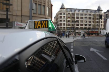 Un taxi en el centro de León.