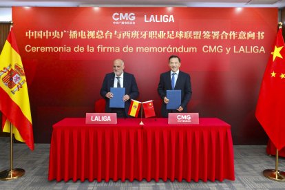 El presidente de LaLiga, Javier Tebas (i), y el presidente del Grupo de Medios de China (CMG), Shen Haixiong, durante la ceremonia de la firma de memorándum CMG y LALIGA en Pekín (China) este miércoles. EFE/ LALIGA  SOLO USO EDITORIAL/SOLO DISPONIBLE PARA ILUSTRAR LA NOTICIA QUE ACOMPAÑA (CRÉDITO OBLIGATORIO)