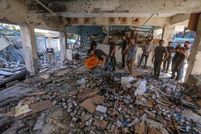 Palestinos buscan desaparecidos bajo los escombros de una escuela de la UNRWA en Nuseirat, centro de la Franja de Gaza, destruida por ataques aéreos israelíes el 11 de septiembre de 2024. EFE/EPA/MOHAMMED SABER