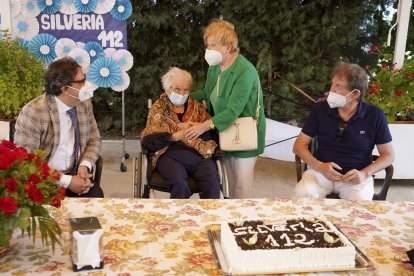 Imagen de archivo de Silveria Martín en la celebración de su 112 cumpleaños rodeada de familiares y amigos. EFE/EDUARDO PALOMO