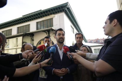 El portavoz del PP en el Ayuntamiento de León, David Fernández, este jueves, delante de la obra inacabada y con retraso del mercado del Conde Luna.